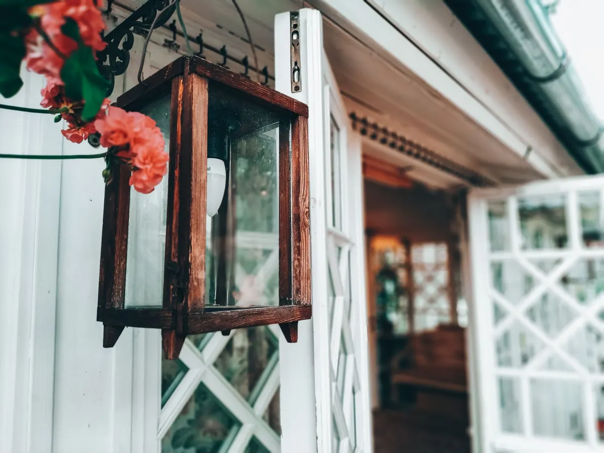 How to Choose the Right Size Lantern for Your Front Porch